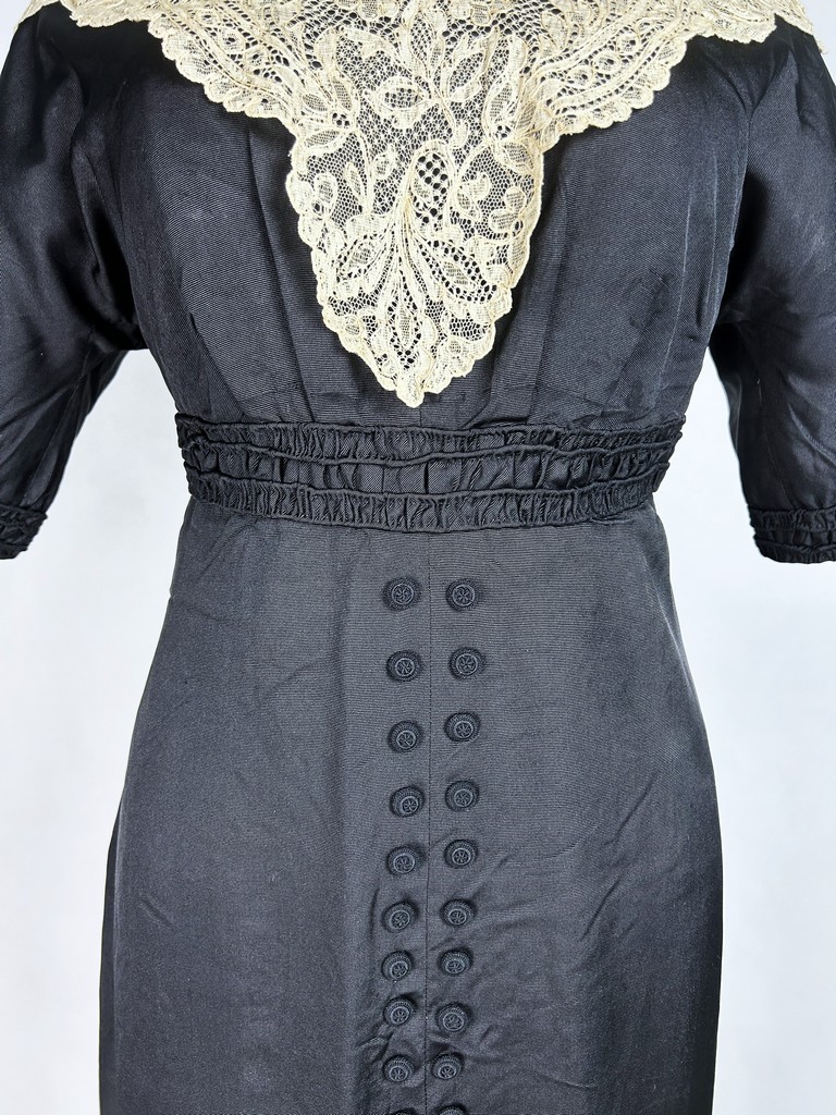 Robe en ottoman de soie noire et dentelle dans le goût de Paul Poiret - France Circa 1910