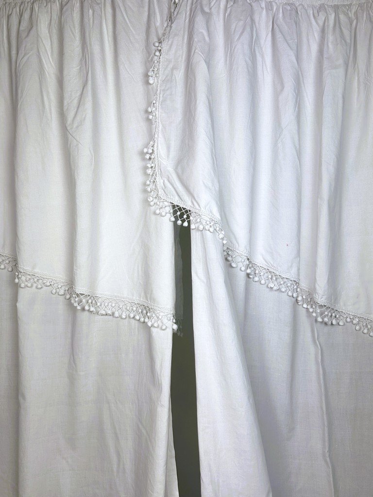 Paire de rideaux en batiste de coton et passementerie blanche - France fin XVIIIe début XIXe -photo-4