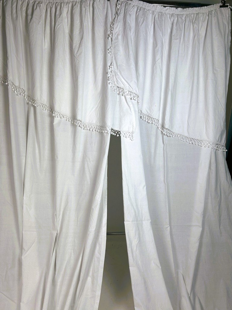 Paire de rideaux en batiste de coton et passementerie blanche - France fin XVIIIe début XIXe -photo-1