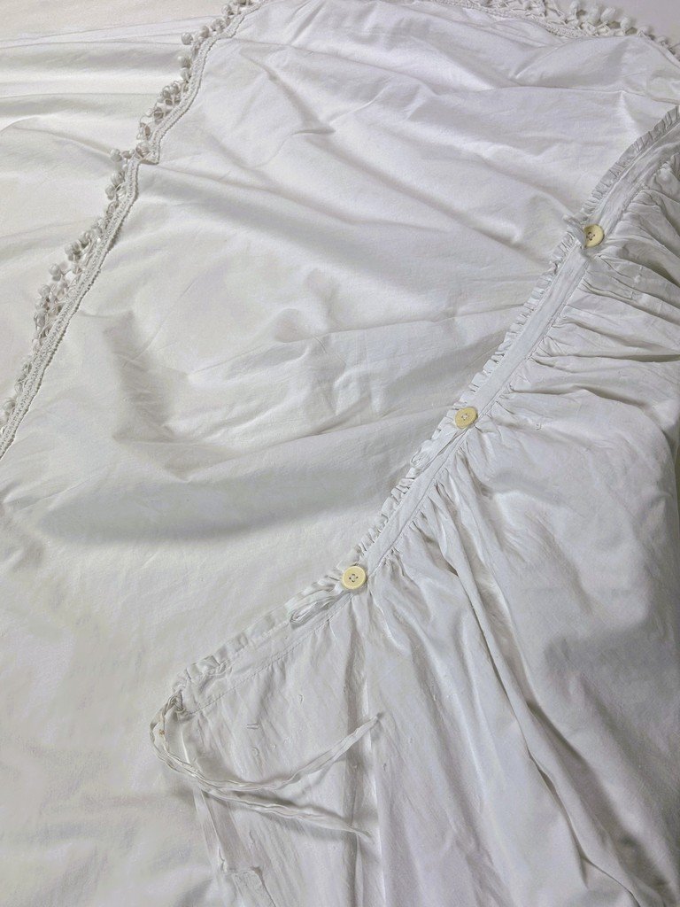 Paire de rideaux en batiste de coton et passementerie blanche - France fin XVIIIe début XIXe -photo-6