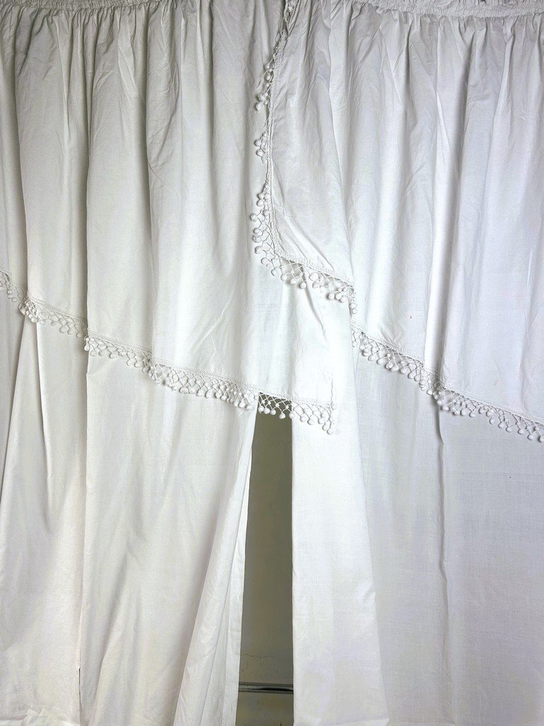 Paire de rideaux en batiste de coton et passementerie blanche - France fin XVIIIe début XIXe 