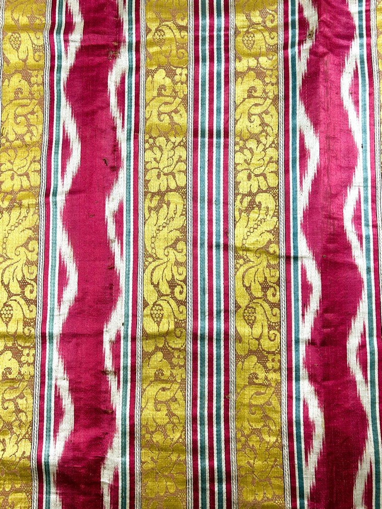 A French Chiné Brocatelle Wall Hanging – Aix-en-provence, Late 17th To Early 18th Century-photo-2