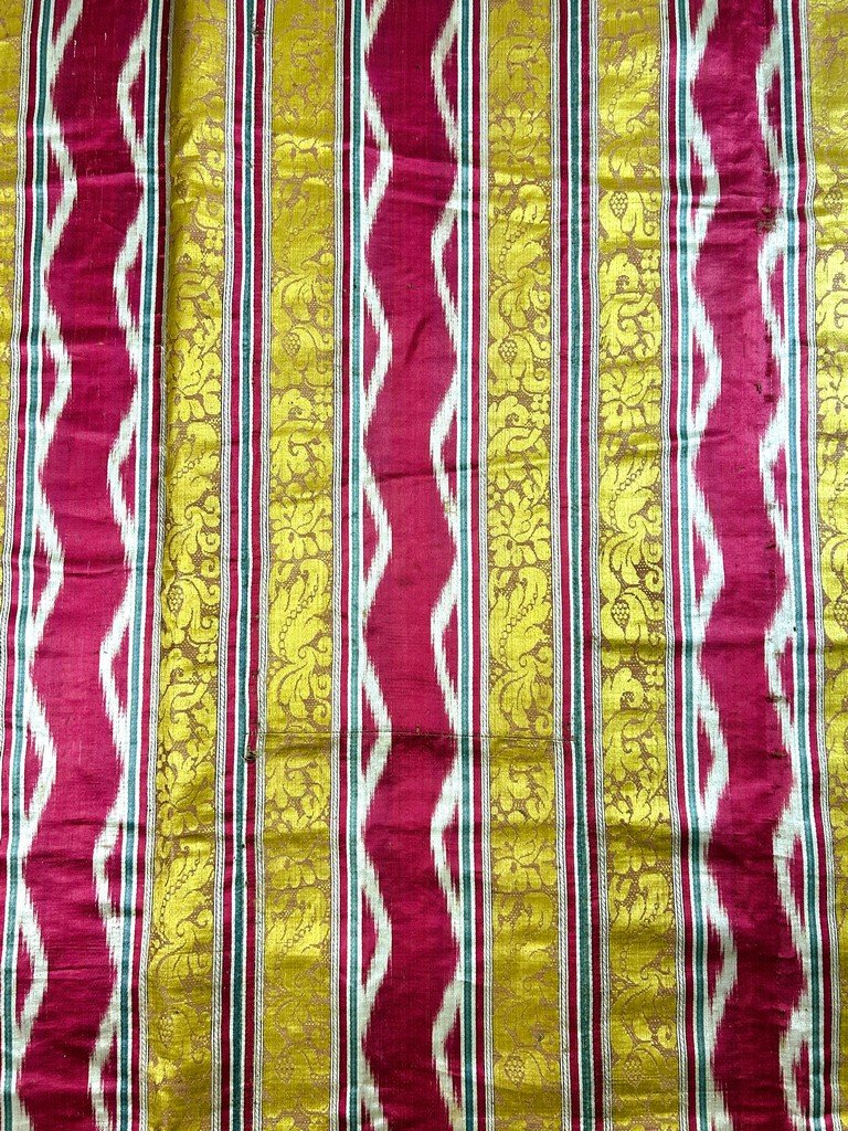 A French Chiné Brocatelle Wall Hanging – Aix-en-provence, Late 17th To Early 18th Century-photo-4