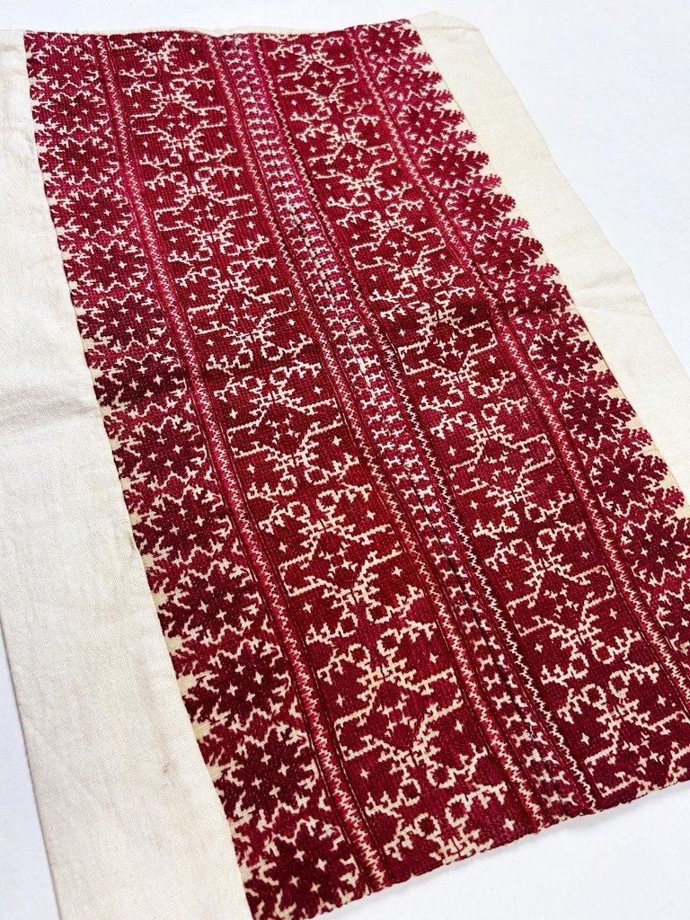 Housse De Coussin en Broderie De Fès rouge cochenille - Maroc Circa 1900-1950