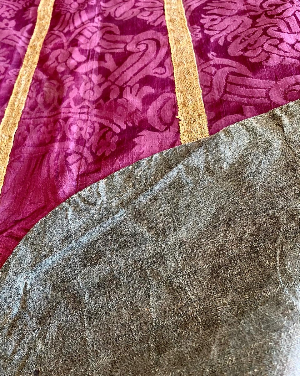 Chasuble En Damas De Soie Violine  Et doublure en Bougran - Espagne Ou France -19ème Siècle-photo-1