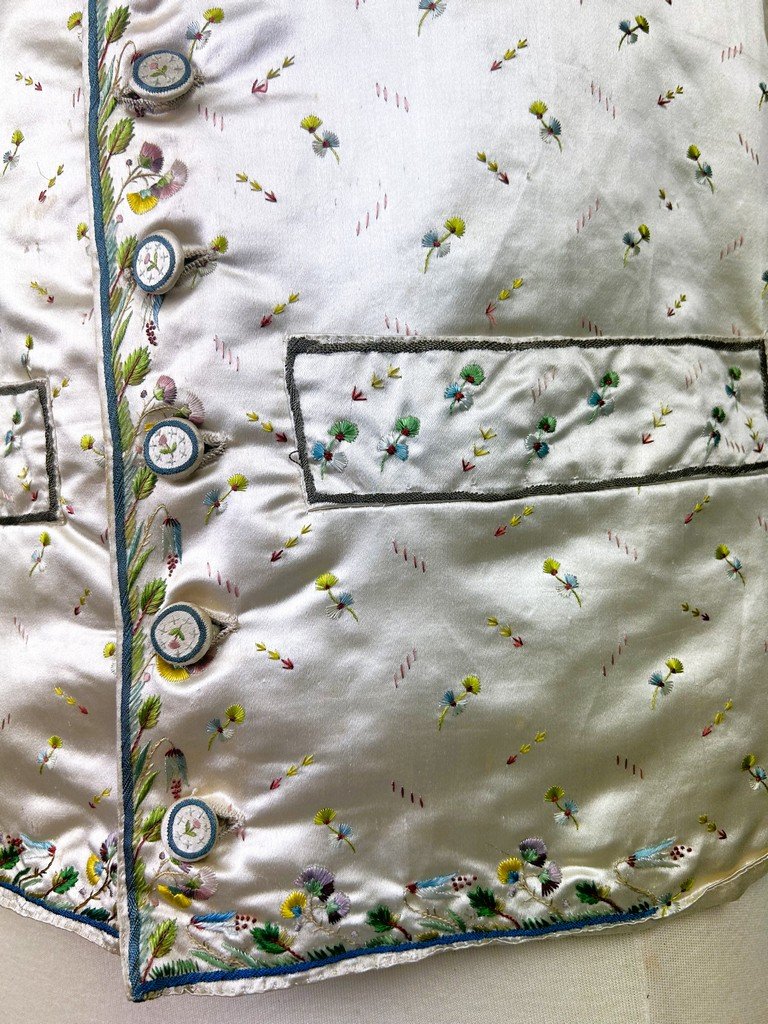 An Elegant Satin Waistcoat Embroidered With Pansies—louis XVI Period, Circa 1785-photo-2
