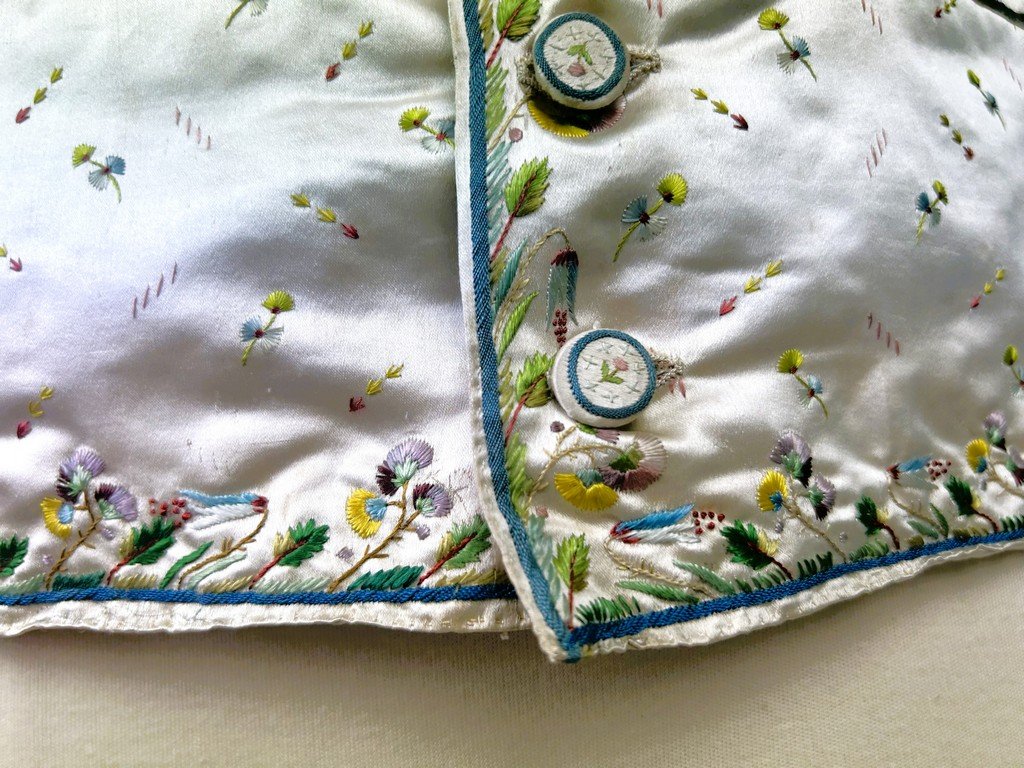 An Elegant Satin Waistcoat Embroidered With Pansies—louis XVI Period, Circa 1785-photo-2