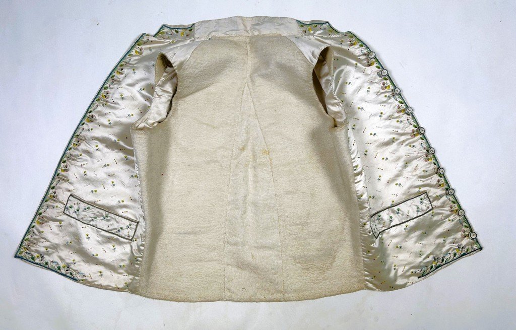 An Elegant Satin Waistcoat Embroidered With Pansies—louis XVI Period, Circa 1785-photo-7