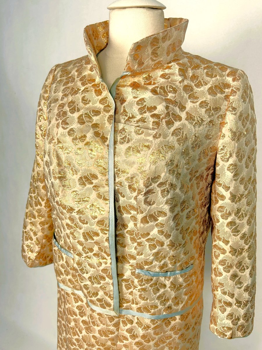 Tailleur-jupe de Gabrielle Chanel HC n°07412 en lamé cloqué or de la maison Bucol - AH 1958-59