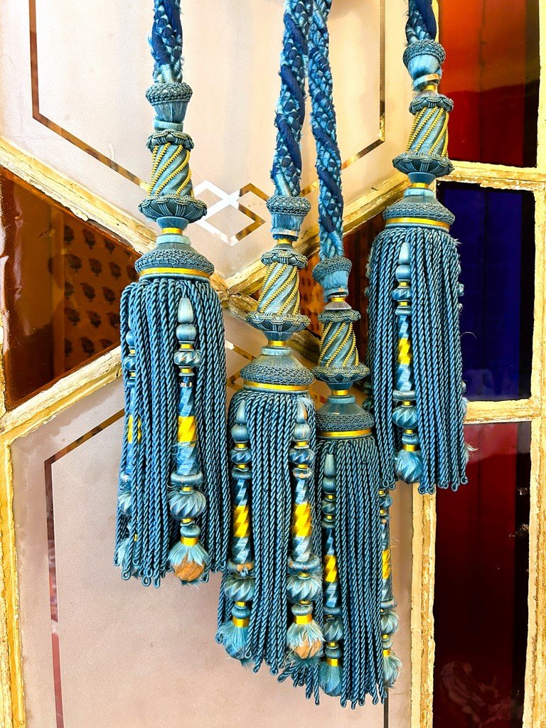 Une Paire d'Embrases à Glands De Passementerie en soie  et quilles dorées - France C. 1860-photo-2