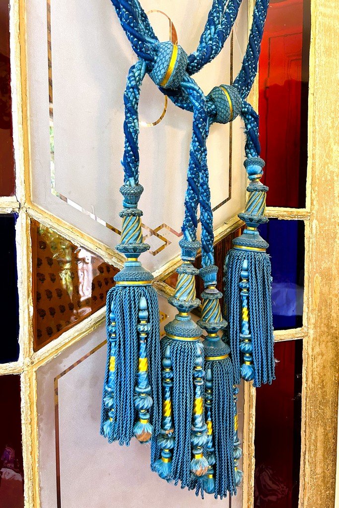 Une Paire d'Embrases à Glands De Passementerie en soie  et quilles dorées - France C. 1860-photo-4