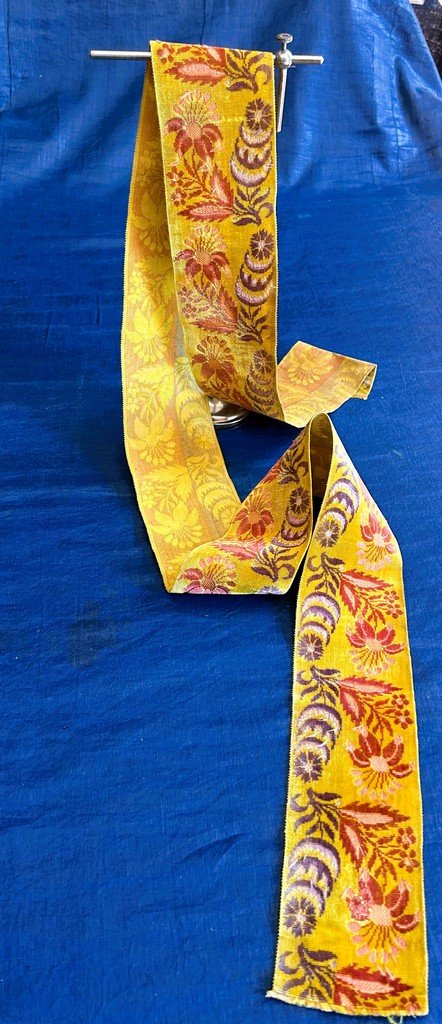 Ruban de coiffe d’Arles en velours au sabre fond safran à décor orientalisant Circa 1840-photo-3