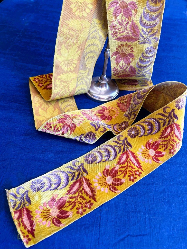 Ruban de coiffe d’Arles en velours au sabre fond safran à décor orientalisant Circa 1840-photo-4