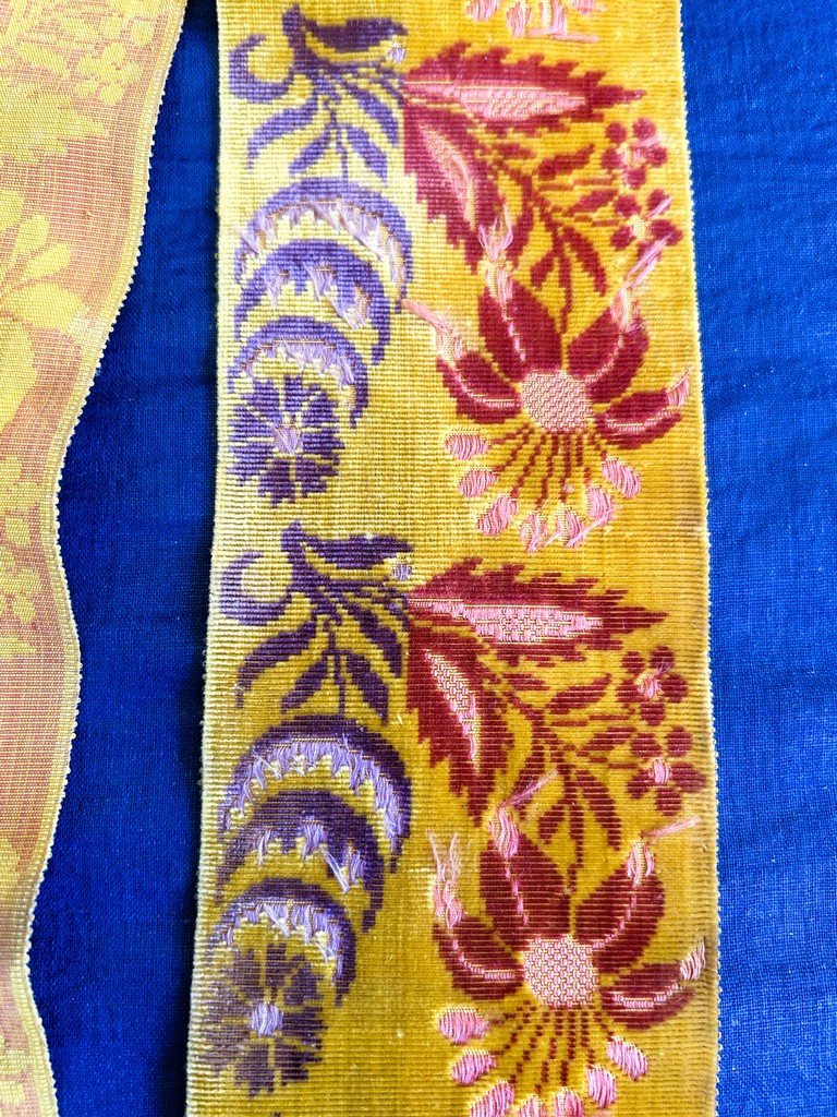 Ruban de coiffe d’Arles en velours au sabre fond safran à décor orientalisant Circa 1840-photo-4