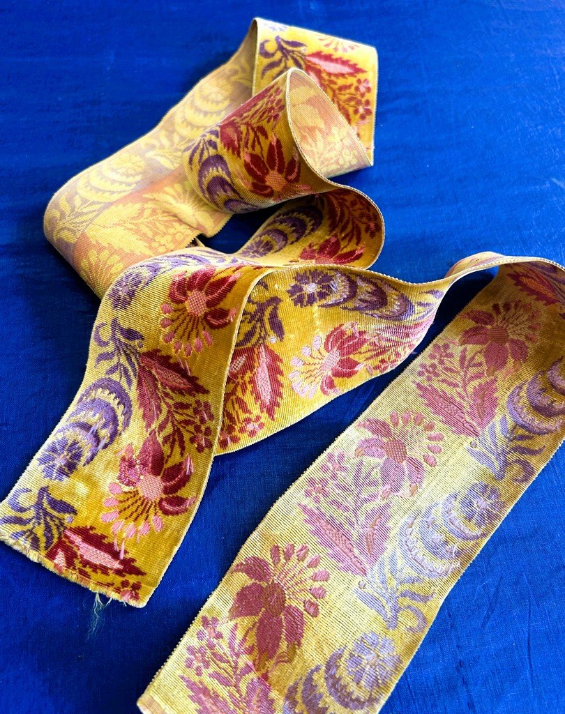 Ruban de coiffe d’Arles en velours au sabre fond safran à décor orientalisant Circa 1840-photo-6