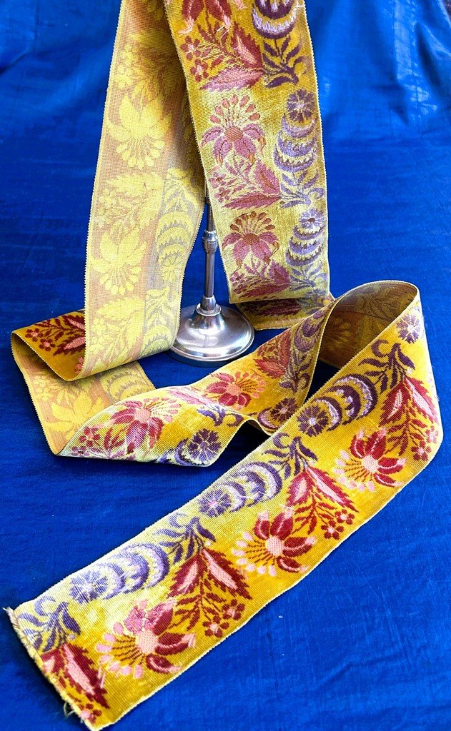 Ruban de coiffe d’Arles en velours au sabre fond safran à décor orientalisant Circa 1840