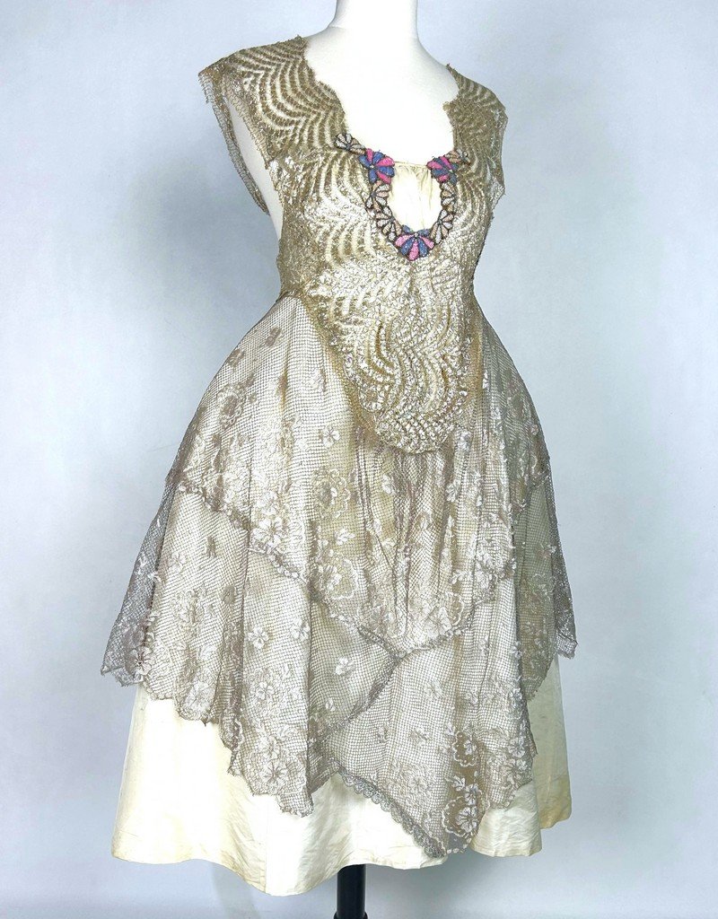 Robe de Style en lamé argent dans le goût de Boué Soeurs – France période Art Déco Circa 1925