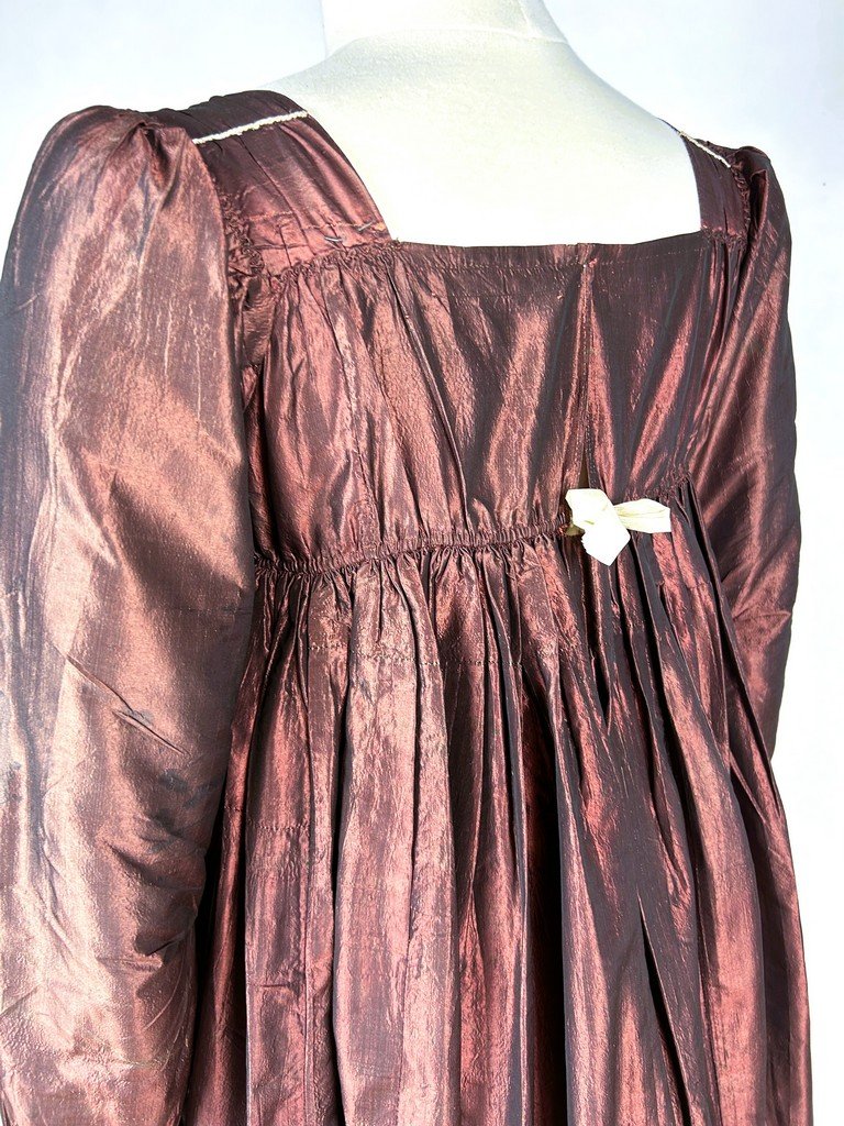 Robe Empire en taffetas de soie changeant bordeaux avec provenance - Angleterre Circa 1810-photo-3