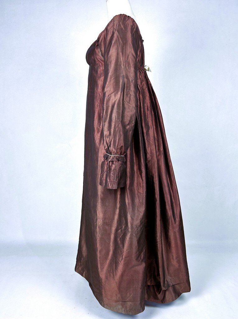 Robe Empire en taffetas de soie changeant bordeaux avec provenance - Angleterre Circa 1810-photo-2