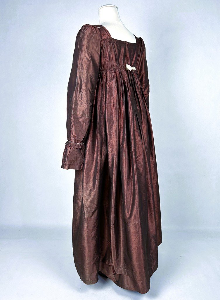 Robe Empire en taffetas de soie changeant bordeaux avec provenance - Angleterre Circa 1810-photo-3