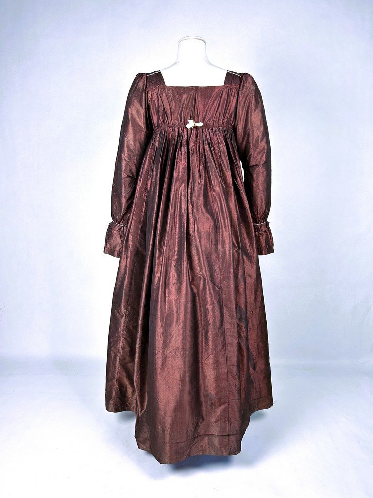 Robe Empire en taffetas de soie changeant bordeaux avec provenance - Angleterre Circa 1810-photo-4