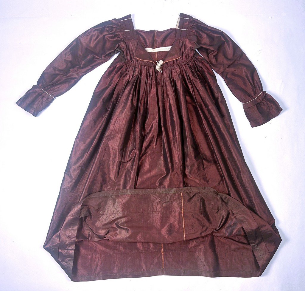 Robe Empire en taffetas de soie changeant bordeaux avec provenance - Angleterre Circa 1810-photo-6
