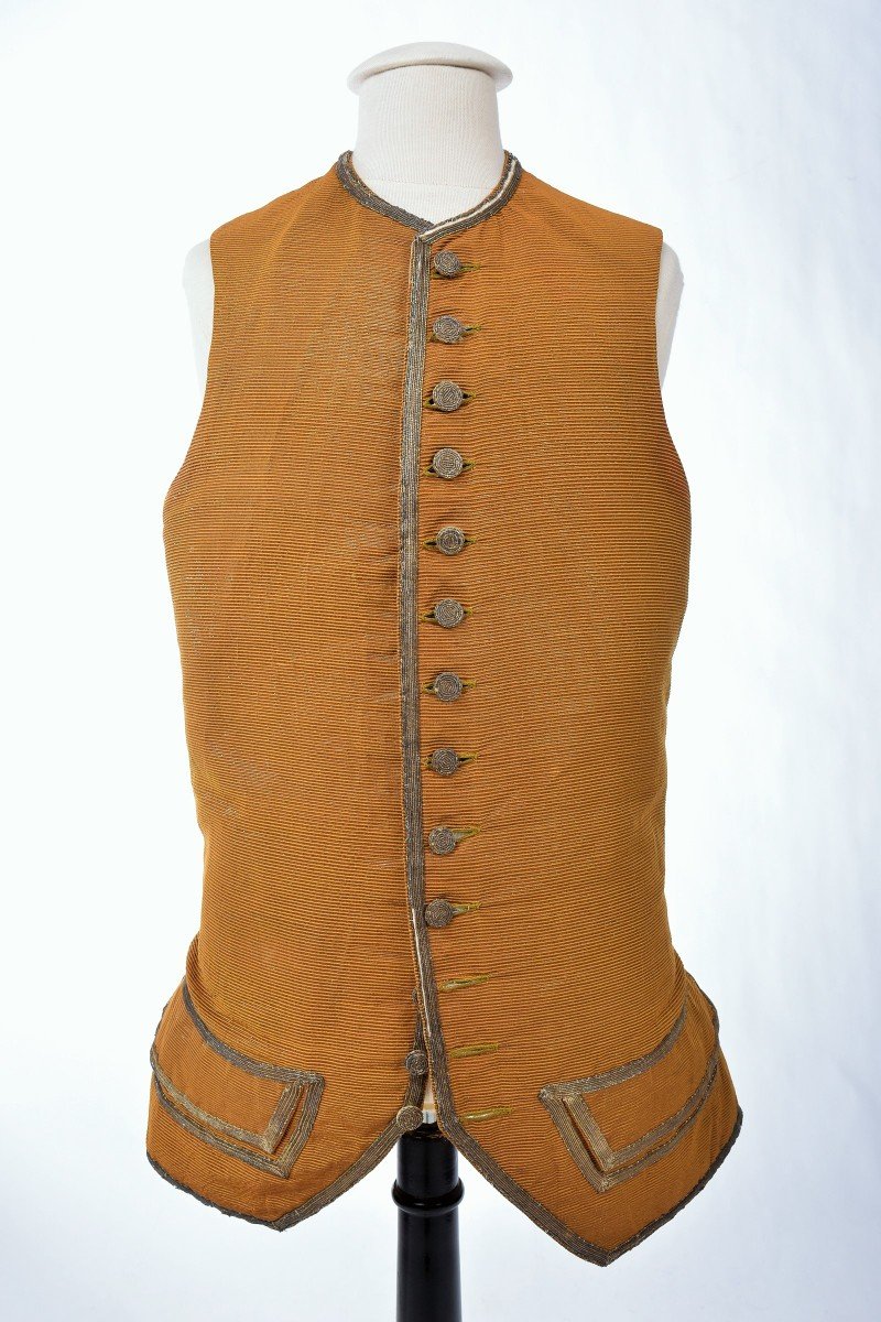 Gilet De Gentilhomme En Faille Française Caca d'Oie Lamé Or - Période Louis XV Circa 1760-photo-3