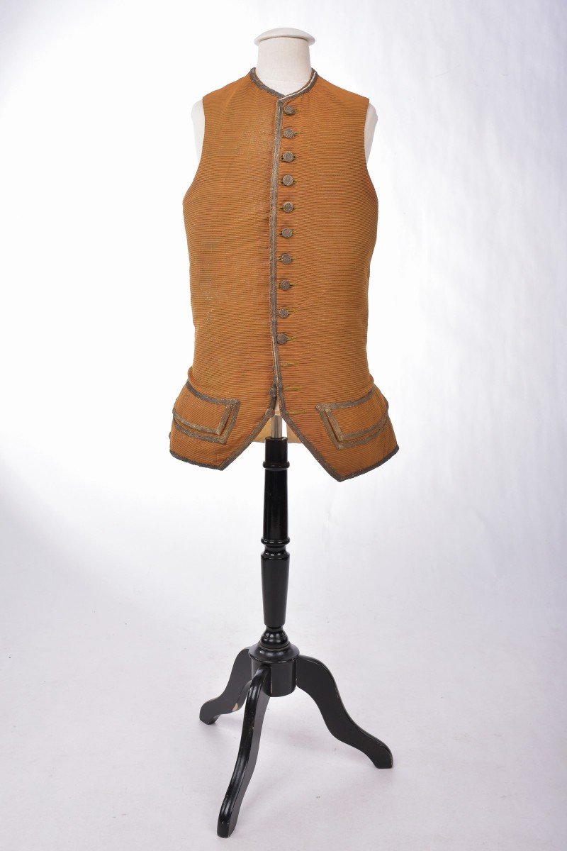 Gilet De Gentilhomme En Faille Française Caca d'Oie Lamé Or - Période Louis XV Circa 1760-photo-2