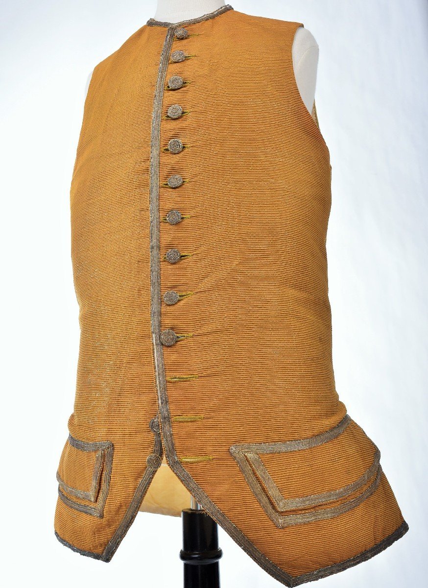 Gilet De Gentilhomme En Faille Française Caca d'Oie Lamé Or - Période Louis XV Circa 1760