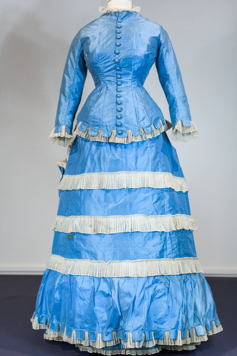 Robe De Jour à La Grecque à Tournure Et Pouf En Taffetas Bleu Ciel - France Circa 1875-photo-3