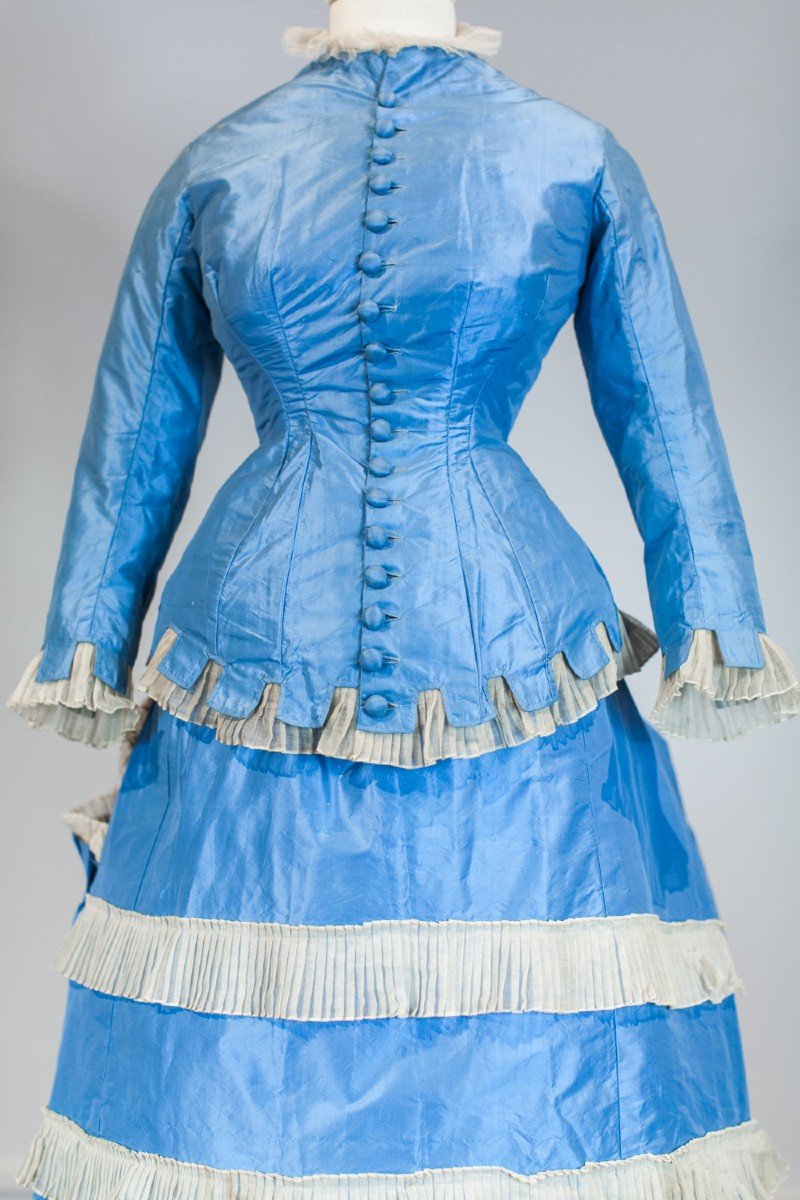 Robe De Jour à La Grecque à Tournure Et Pouf En Taffetas Bleu Ciel - France Circa 1875-photo-2