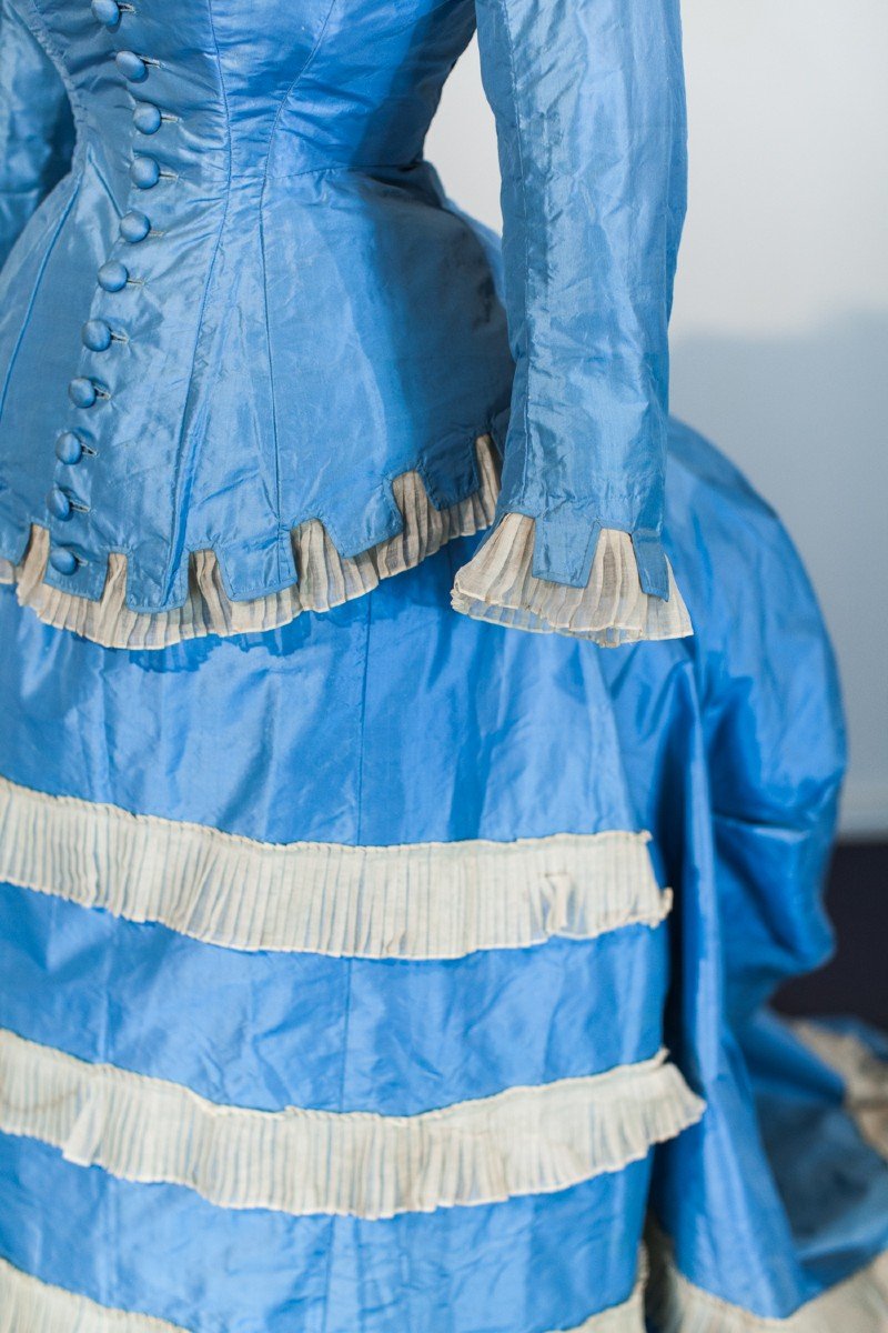 Robe De Jour à La Grecque à Tournure Et Pouf En Taffetas Bleu Ciel - France Circa 1875-photo-4