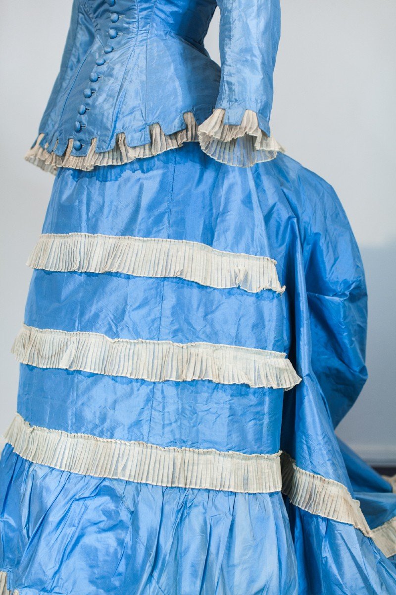 Robe De Jour à La Grecque à Tournure Et Pouf En Taffetas Bleu Ciel - France Circa 1875-photo-5