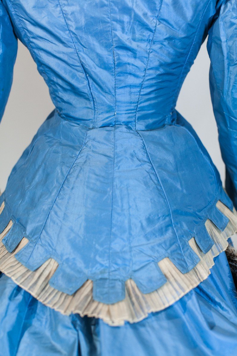 Robe De Jour à La Grecque à Tournure Et Pouf En Taffetas Bleu Ciel - France Circa 1875-photo-6