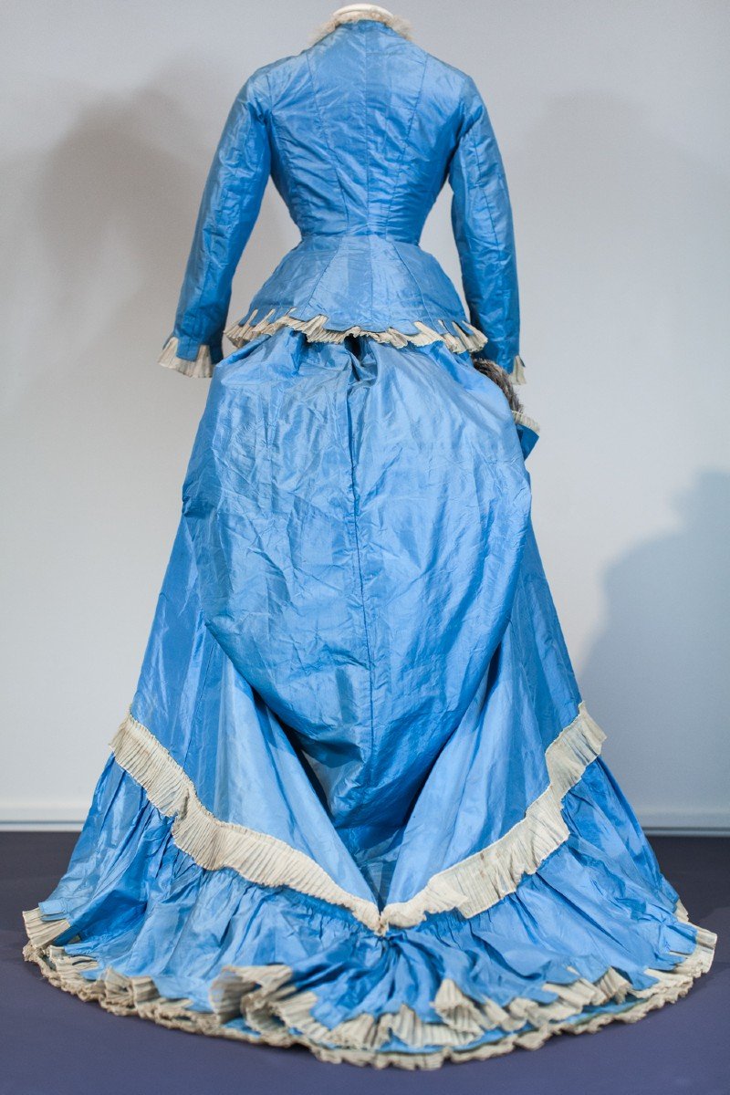 Robe De Jour à La Grecque à Tournure Et Pouf En Taffetas Bleu Ciel - France Circa 1875-photo-7