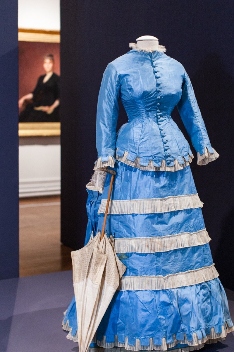 Robe De Jour à La Grecque à Tournure Et Pouf En Taffetas Bleu Ciel - France Circa 1875