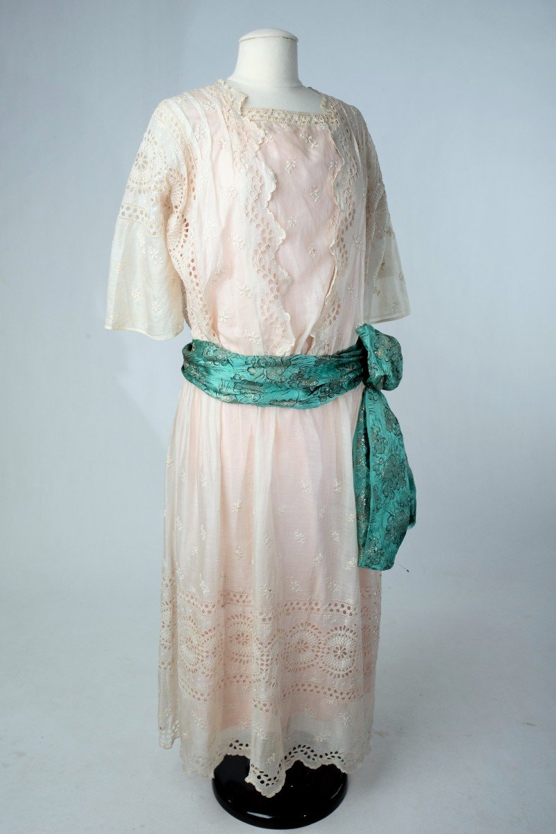 Robe Balnéaire En Broderie Anglaise Et Pongé De Soie - France Circa 1920-photo-2