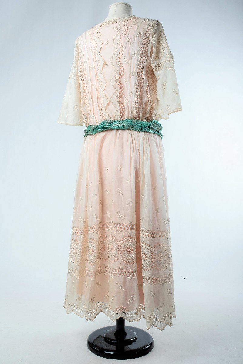 Robe Balnéaire En Broderie Anglaise Et Pongé De Soie - France Circa 1920-photo-5