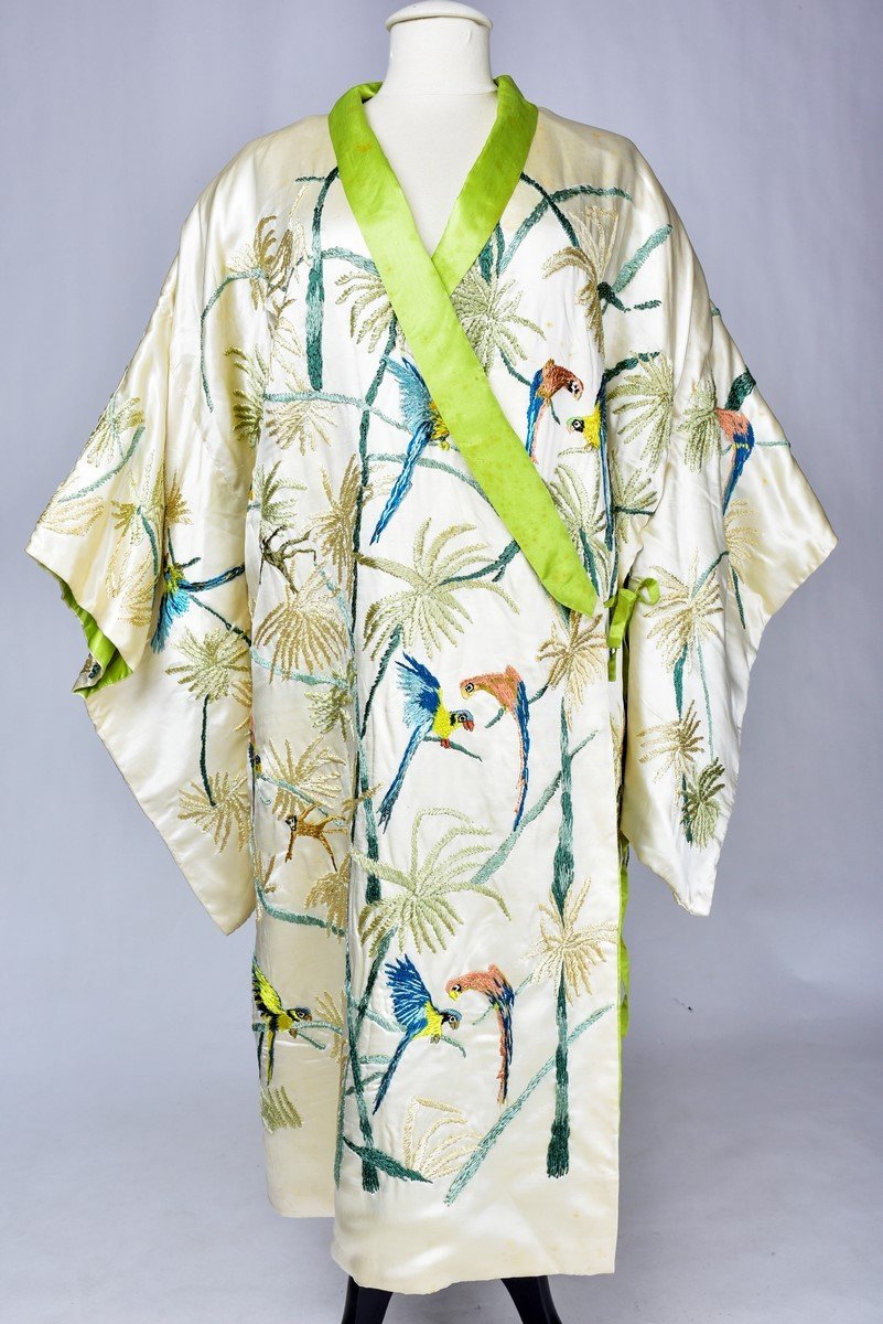 Kimono Du Soir En Satin Brodé De Palmiers Et Perroquets - France Circa 1930-photo-4