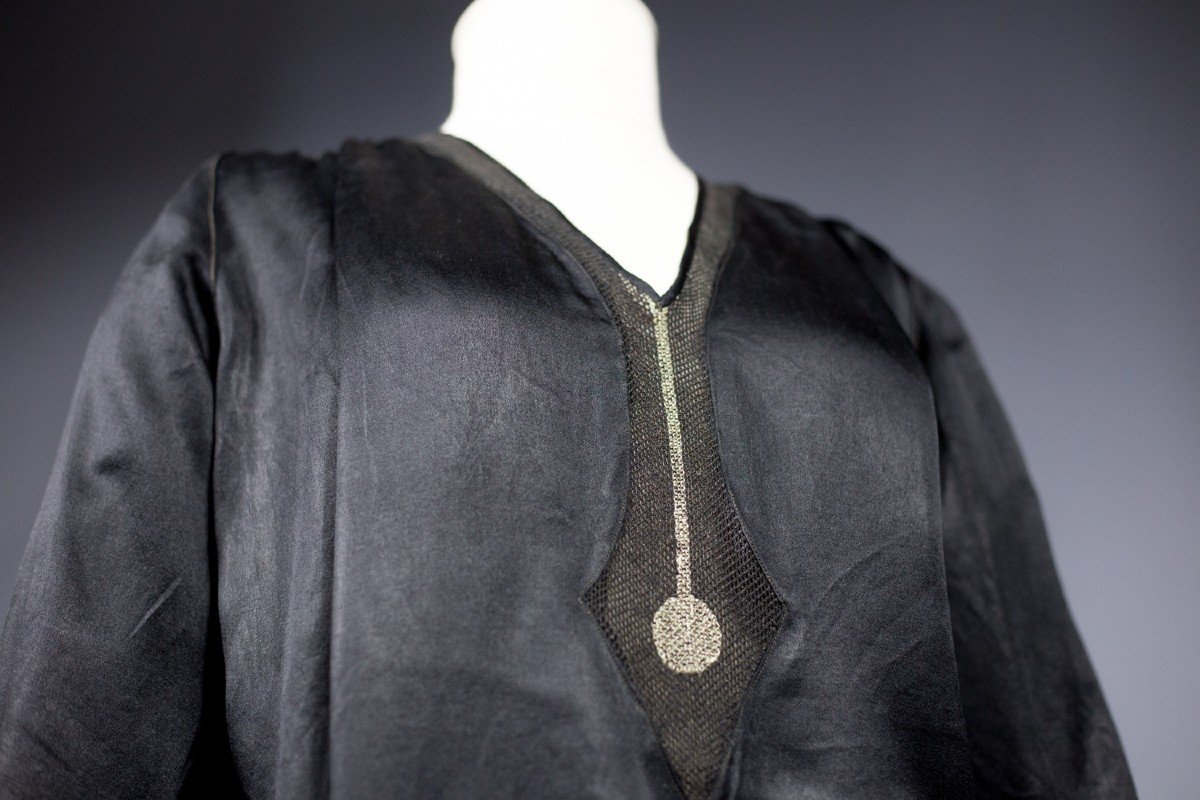 Petit Robe Noire Couture En Satin Duchesse Brodée Circa 1920-photo-6