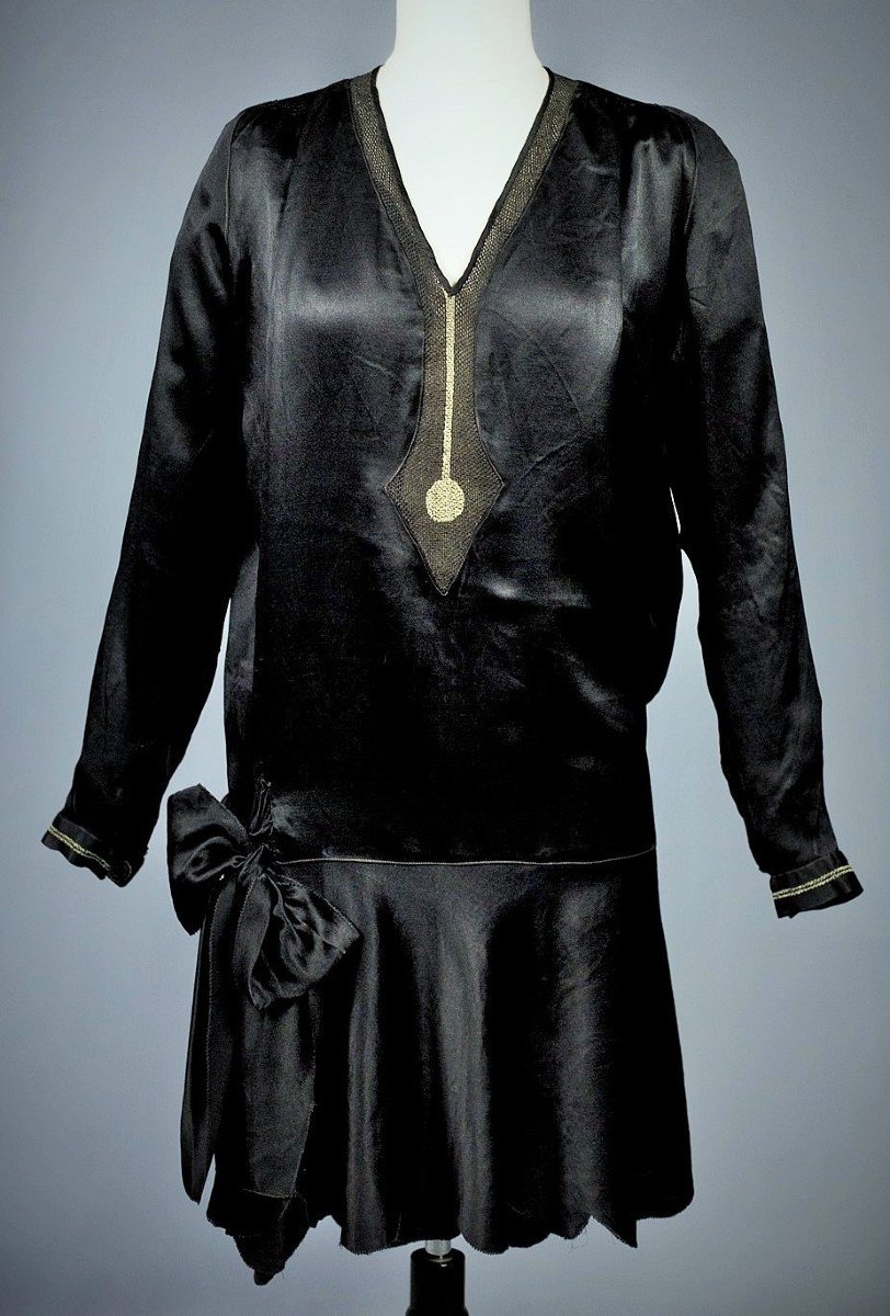 Petit Robe Noire Couture En Satin Duchesse Brodée Circa 1920