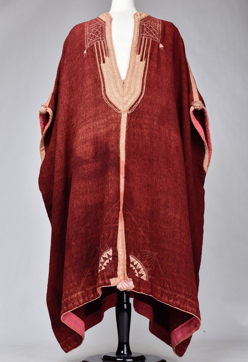 Berber Djellaba In Wool And Silk Embroidered Cochineal Red - North Africa Late Nineteenth Century