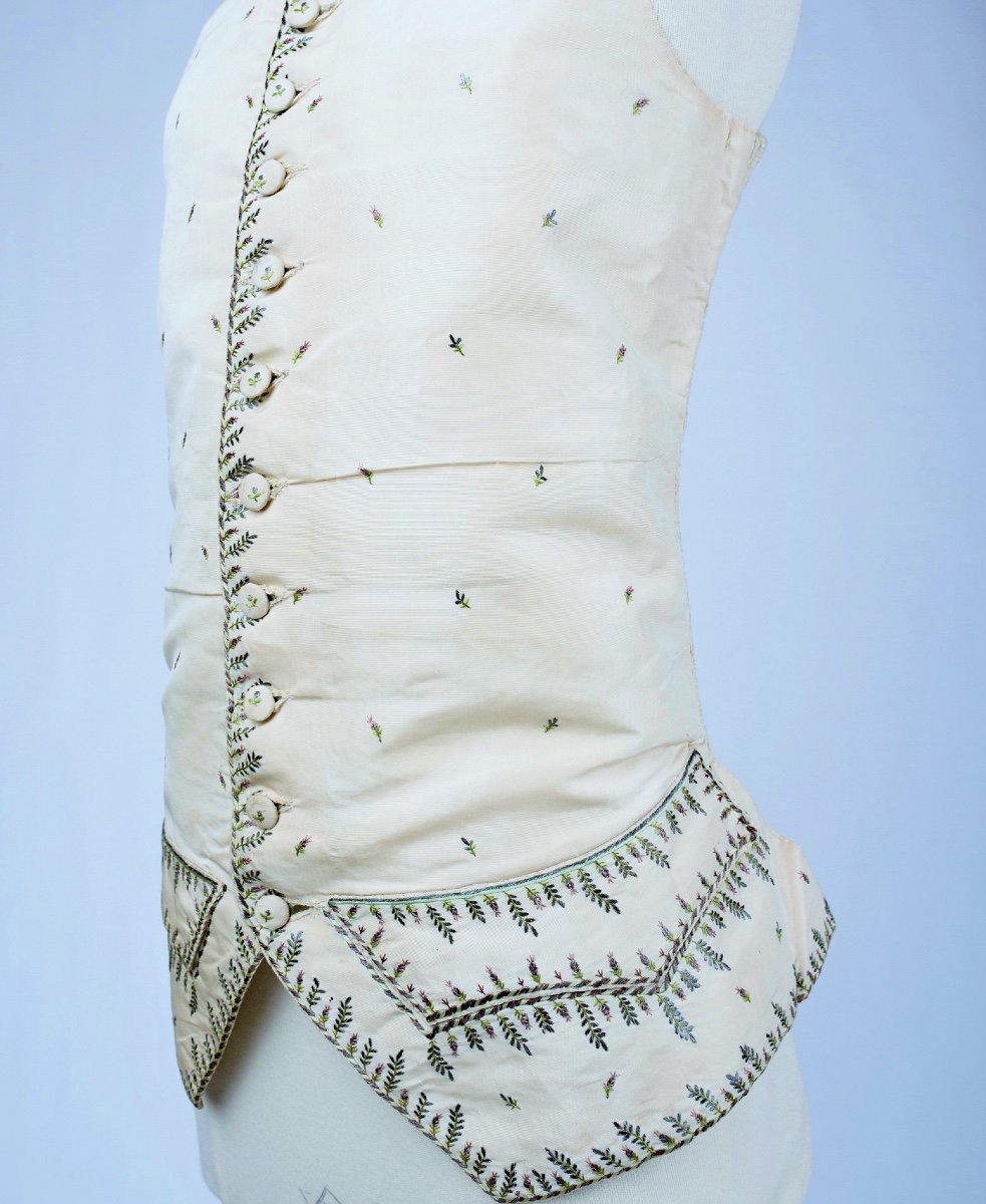 Gilet à Basque En Gros De Tours Crème Brodé Période Louis XVI - France Circa 1785