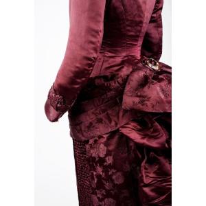 Robe De Jour à Tournure Ligne Princesse En Satin Damassé Lie De Vin - France Circa 1885