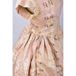 Une Robe à Crinoline d'été En Moire De Soie Brochée Circa 1860