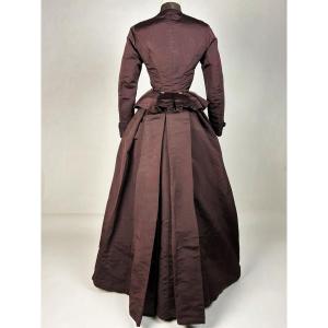 Robe à Tournure, Corsage Et Jupe En Faille Aubergine Et Moire Chataigne  France Circa 1880-1890