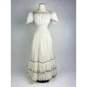 Robe De Jour Estivale En Mousseline De Coton Brodée De Laine Circa 1820-1825