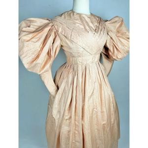 Robe De Diner En Moire De Soie Saumon Et Manches à Grand Gigot - France Circa 1835