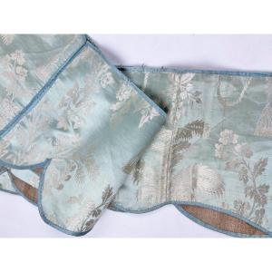 Lambrequin et housses de lit en lampas fond satin bleu glacier - période Louis XVI Circa 1780