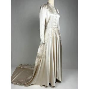 Robe de mariée à traine en satin duchesse brodé champagne - France Circa 1938-1940